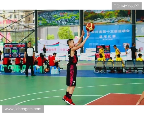 重庆篮球队在邀请赛中的灵活性表现分析与战术探讨